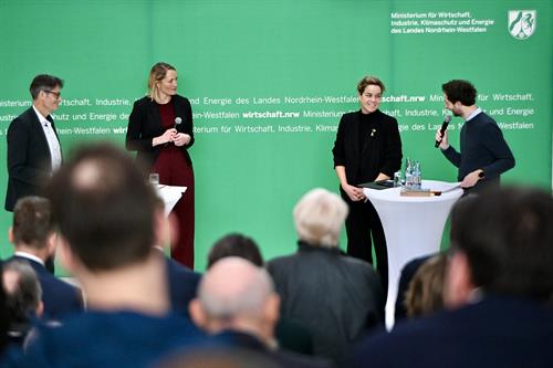 Innovation2Business HSD mit NRW-Wirtschafts- und Klimaschutzministerin Mona Neubaur